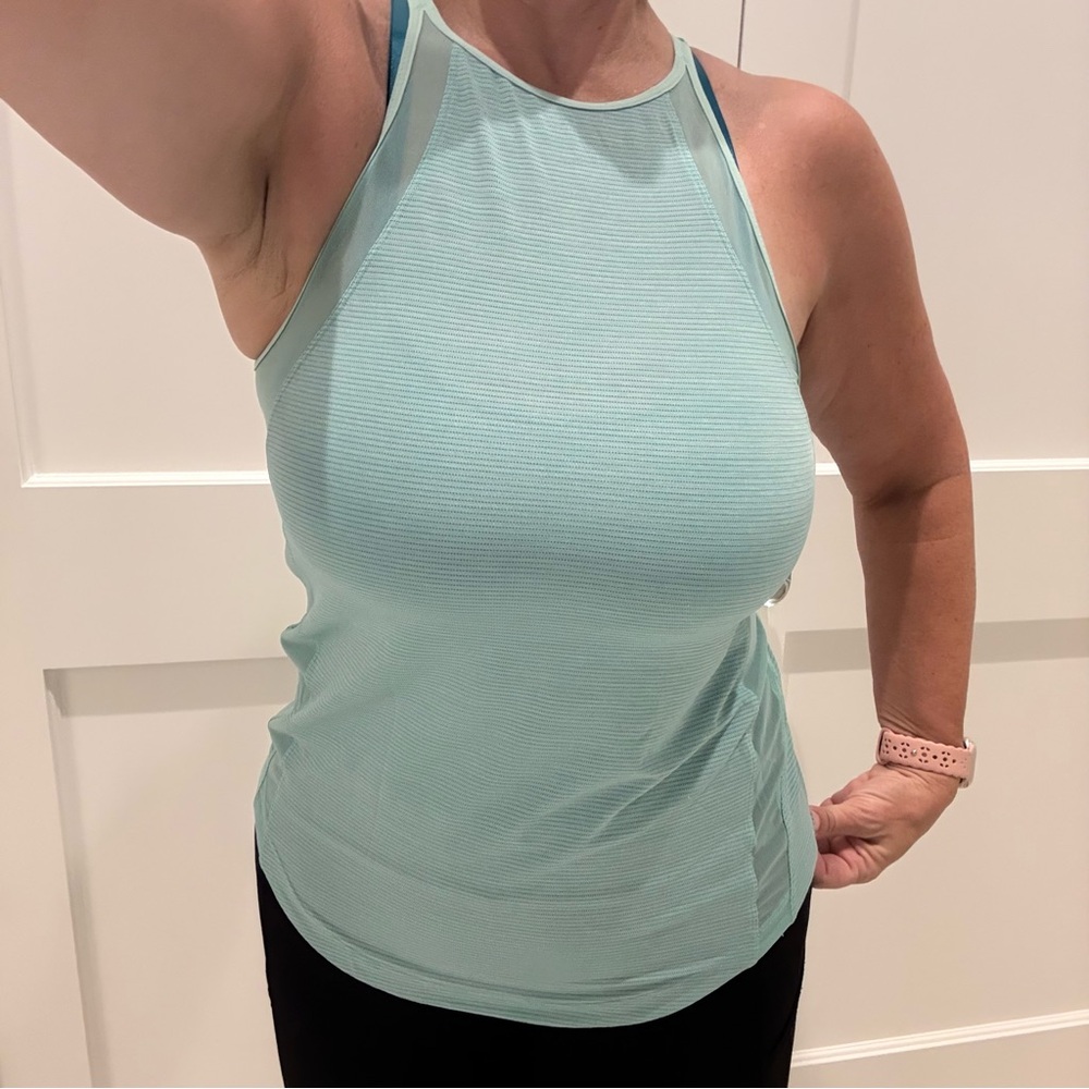Lululemon run off route tank Top size 6/8 high neck in a Sea foam color